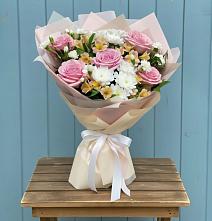 Букет цветов из:  Гвоздики, Орхидеи и Розы в Ольховке