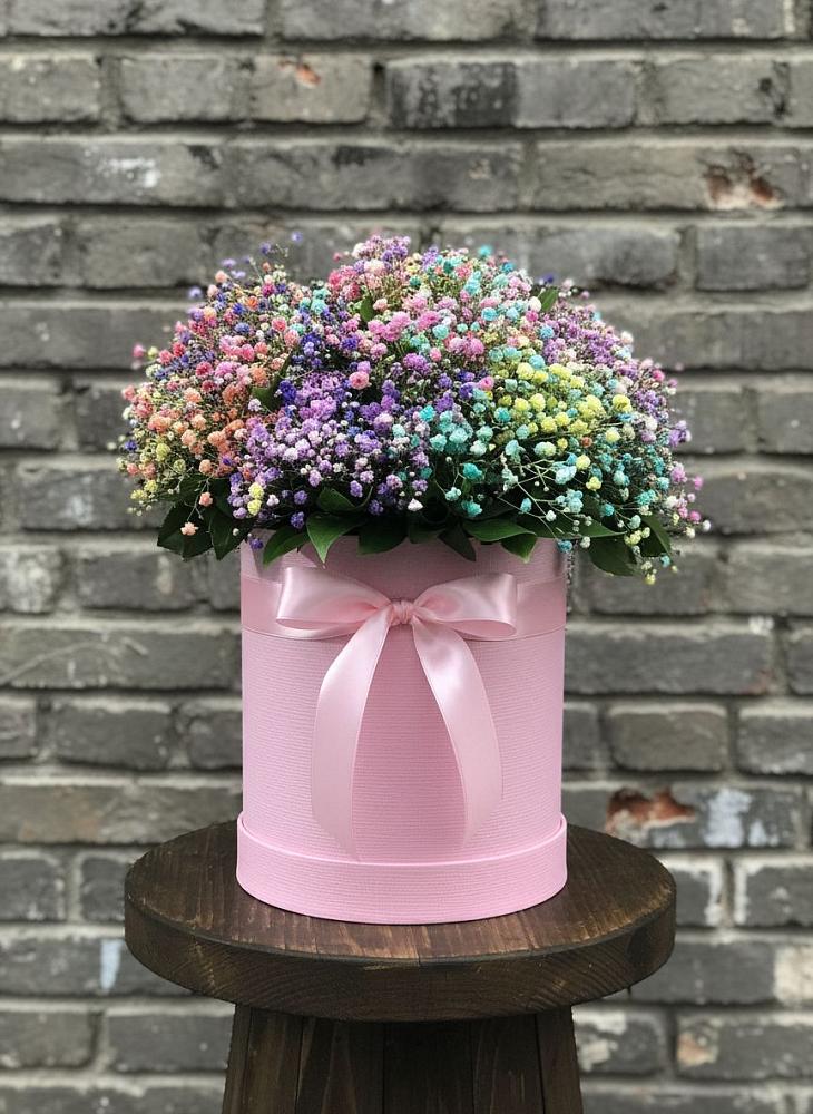 Цветочная композиция из Гипсофила и Розы в шляпной коробке в Ольховке