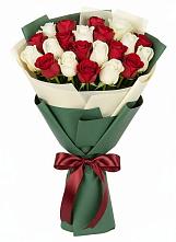 Букет Микс из красных и белых роз в Ольховке