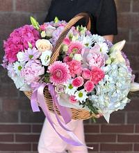 Цветочная композиция из Розы, Хризантемы, Пионы и Лизиантусы в корзине в Ольховке