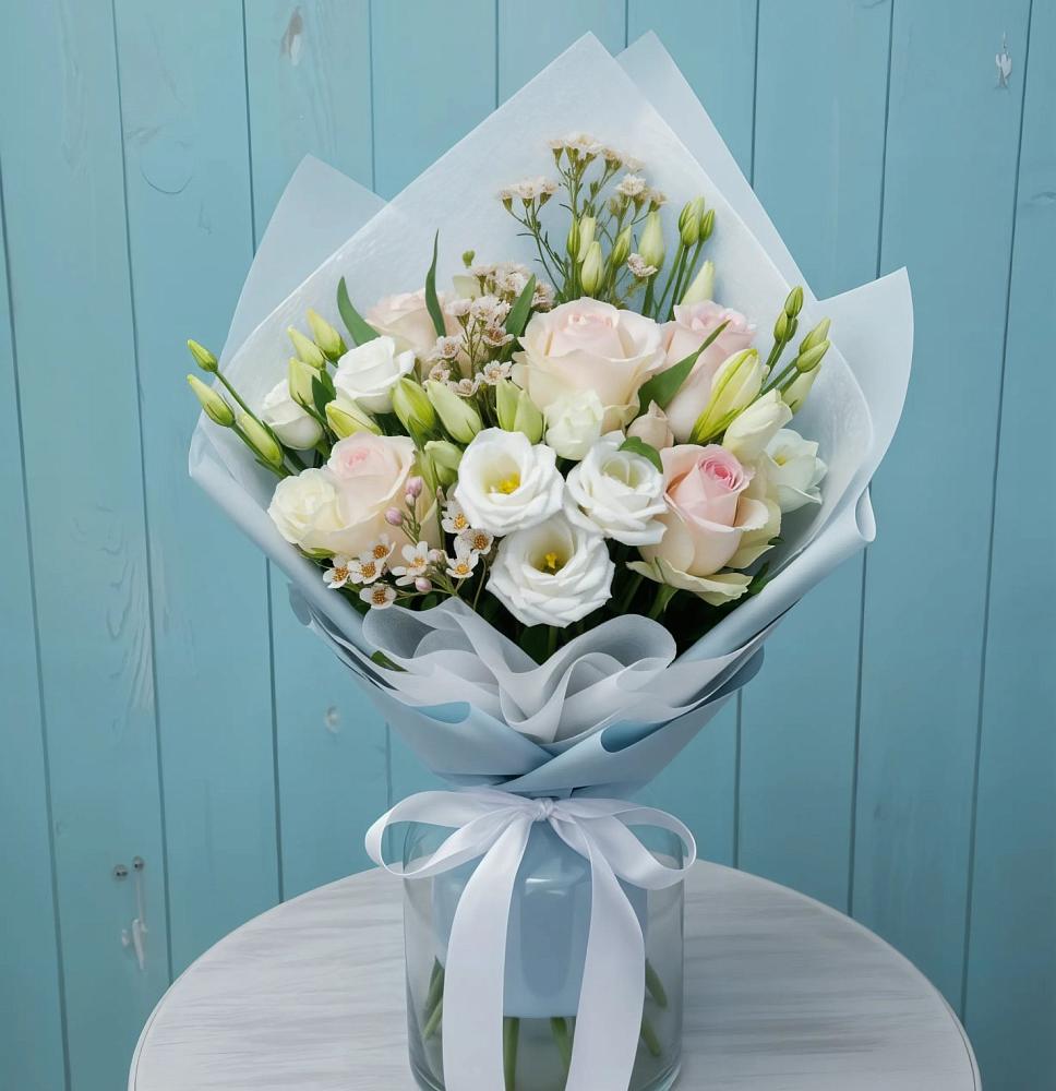 Букет цветов из: Розы и Лизиантусы в Ольховке