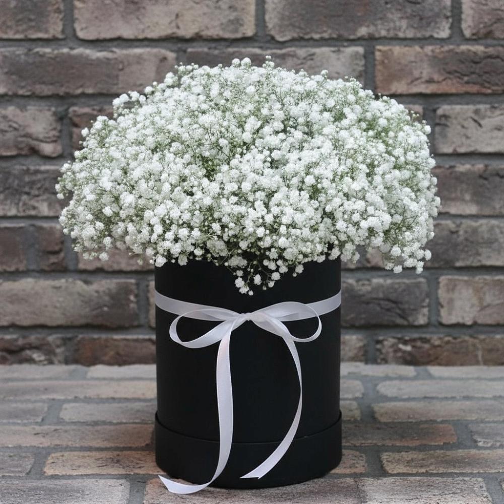 Цветочная композиция из Гипсофила в шляпной коробке в Ольховке