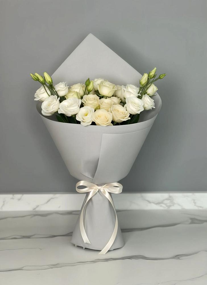 Букет цветов из: Розы и Лизиантусы в Ольховке