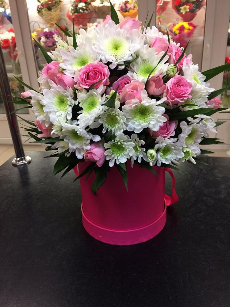 Цветочная композиция из Розы и Хризантемы в шляпной коробке в Ольховке