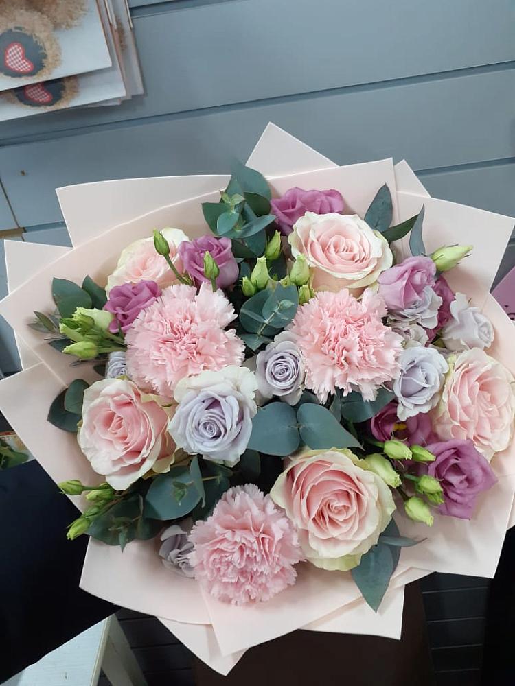 Букет цветов из: Розы, Гвоздики и Лизиантусы в Ольховке