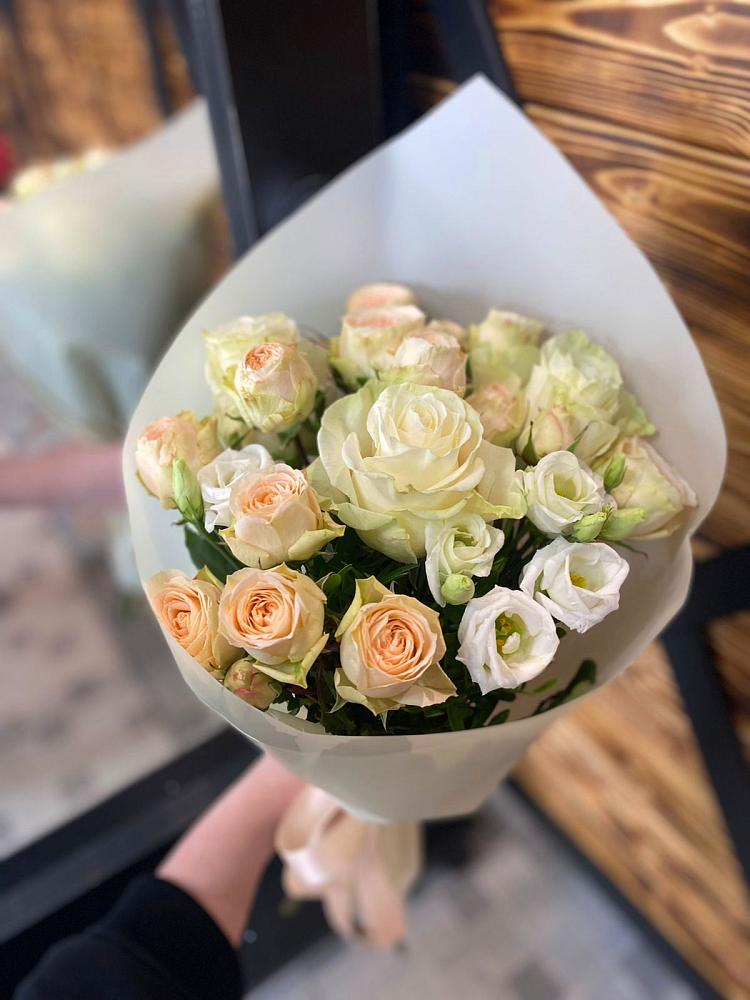 Букет цветов из: Розы и Лизиантусы в Ольховке